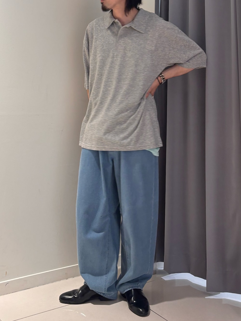 ブルー系のデニムパンツ、グレー系のポロシャツを着用したメンズの夏コーディネートの5枚目の写真