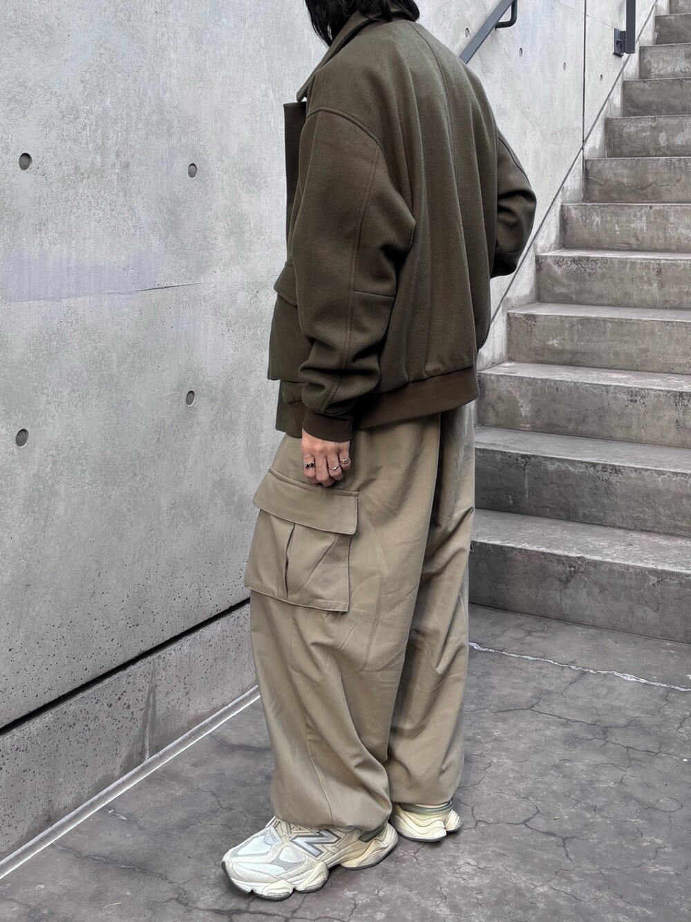 グレー系のニット/セーター、ブラウン系のブルゾン、ベージュ系のその他パンツを着用したメンズの冬コーディネートの2枚目の写真