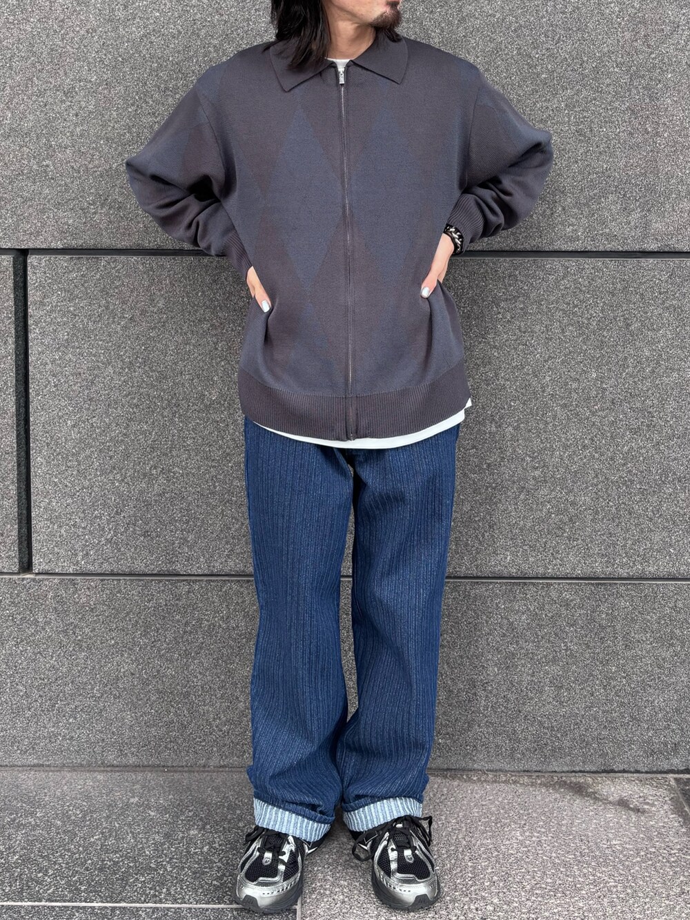 ブルー系のその他パンツ、ブルー系のカーディガン/ボレロを着用したメンズの冬コーディネートの3枚目の写真