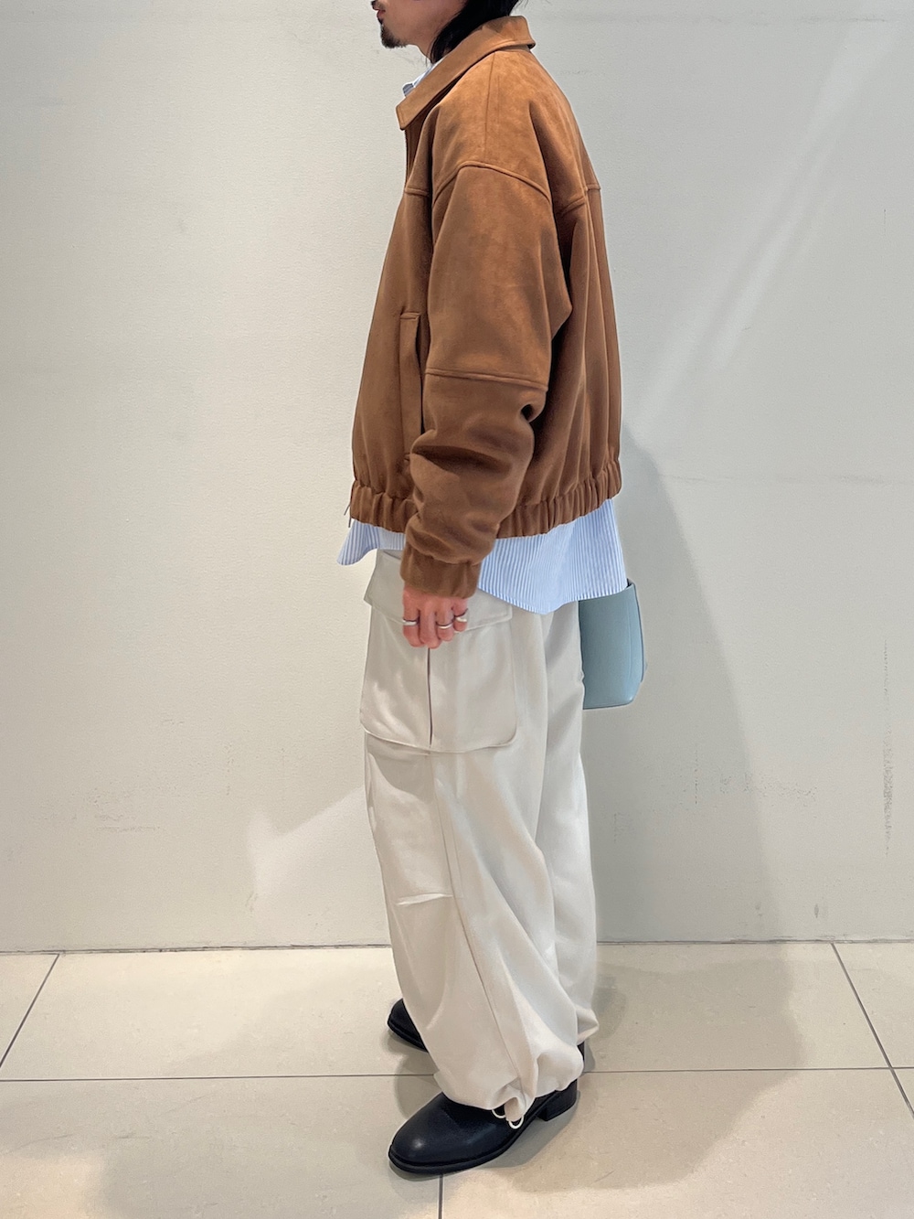 ベージュ系のブルゾン、ブルー系のシャツ/ブラウス、ホワイト系のその他パンツを着用したメンズの冬コーディネートの2枚目の写真