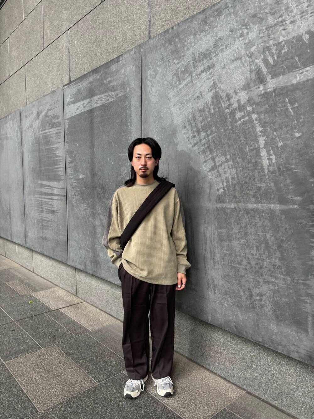 ブラック系のショルダーバッグ、グレー系のその他パンツ、グリーン系のTシャツ/カットソーを着用したメンズの秋コーディネートの2枚目の写真