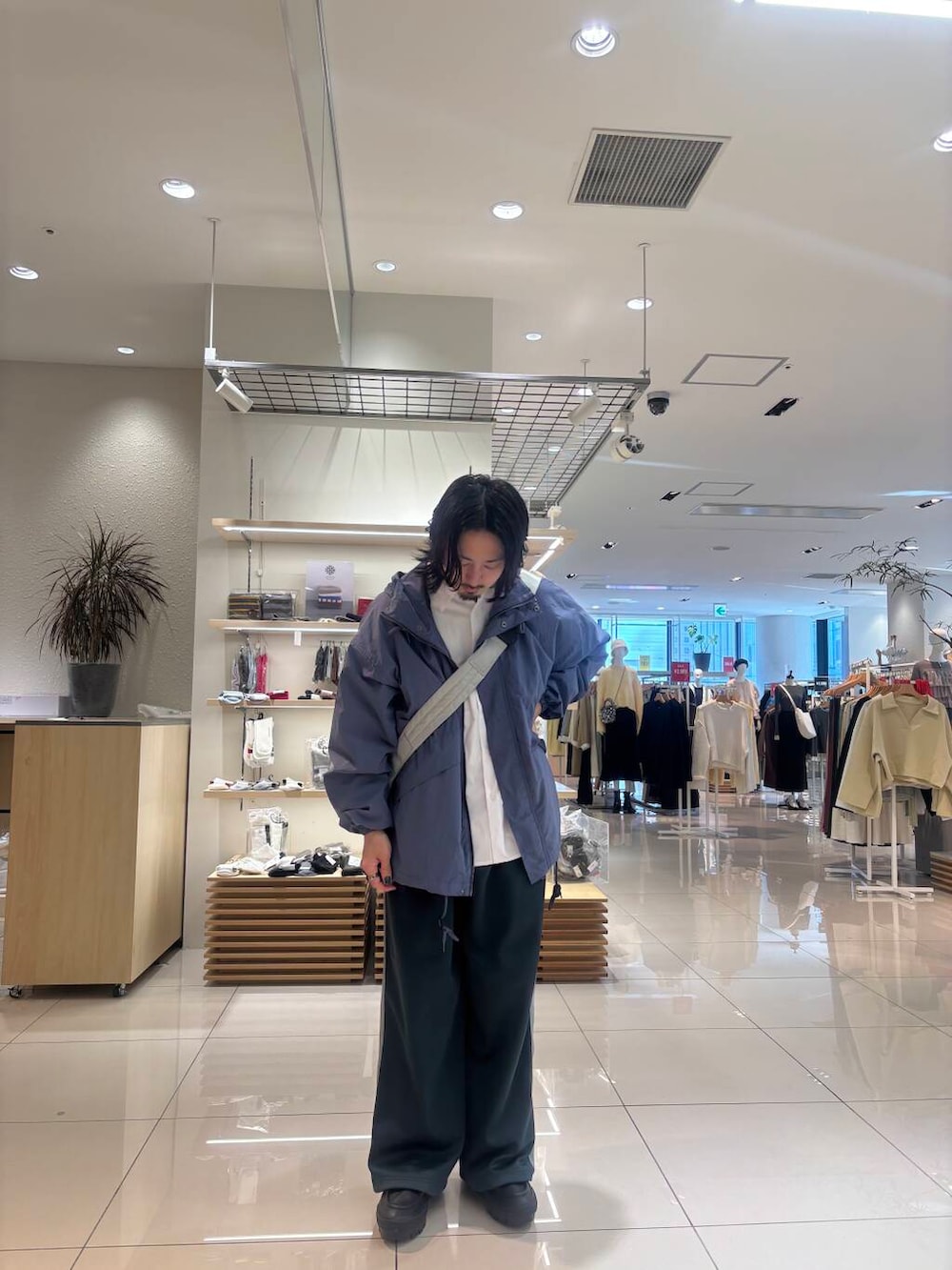 グリーン系のその他パンツ、ホワイト系のシャツ/ブラウス、ブルー系のブルゾンを着用したメンズの冬コーディネートの2枚目の写真