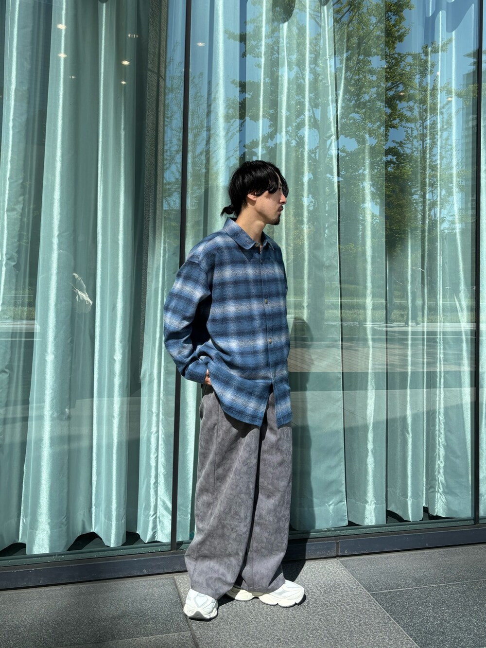 グレー系のその他パンツ、ブルー系のシャツ/ブラウスを着用したメンズの秋コーディネートの2枚目の写真