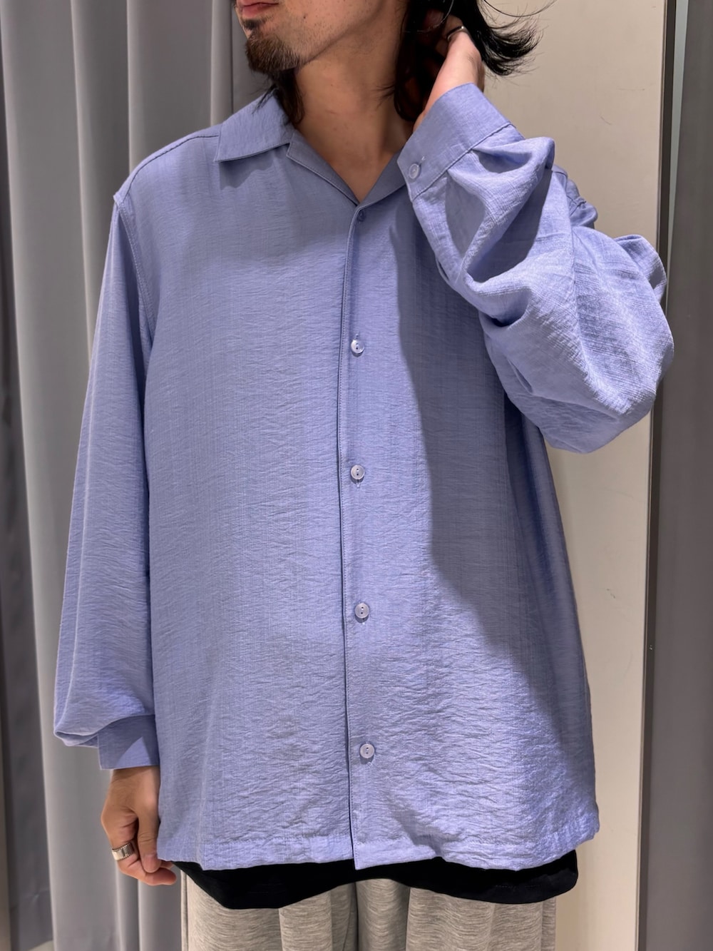 グレー系のその他パンツ、ブルー系のシャツ/ブラウスを着用したメンズの夏コーディネートの2枚目の写真