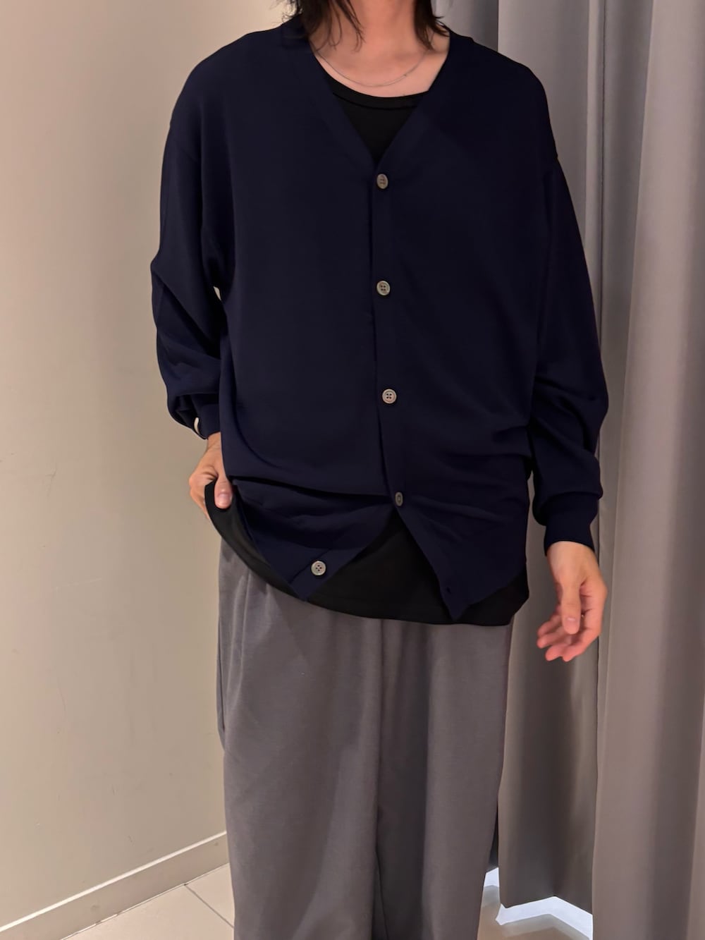 グレー系のその他パンツ、ブルー系のカーディガン/ボレロを着用したメンズの夏コーディネートの2枚目の写真