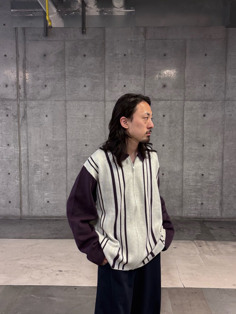 ブルー系のその他パンツ、ホワイト系のニット/セーターを着用したメンズの秋コーディネートの2枚目の写真