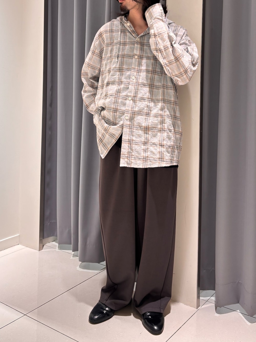 ブルー系のシャツ/ブラウス、グレー系のその他パンツを着用したメンズの秋コーディネートの4枚目の写真