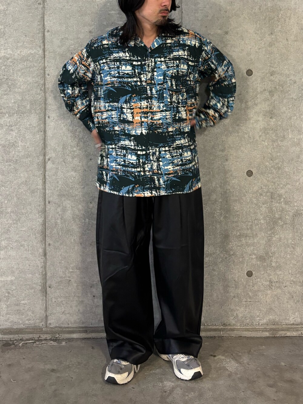 ブラック系のその他パンツ、ブルー系のシャツ/ブラウスを着用したメンズの秋コーディネートの2枚目の写真