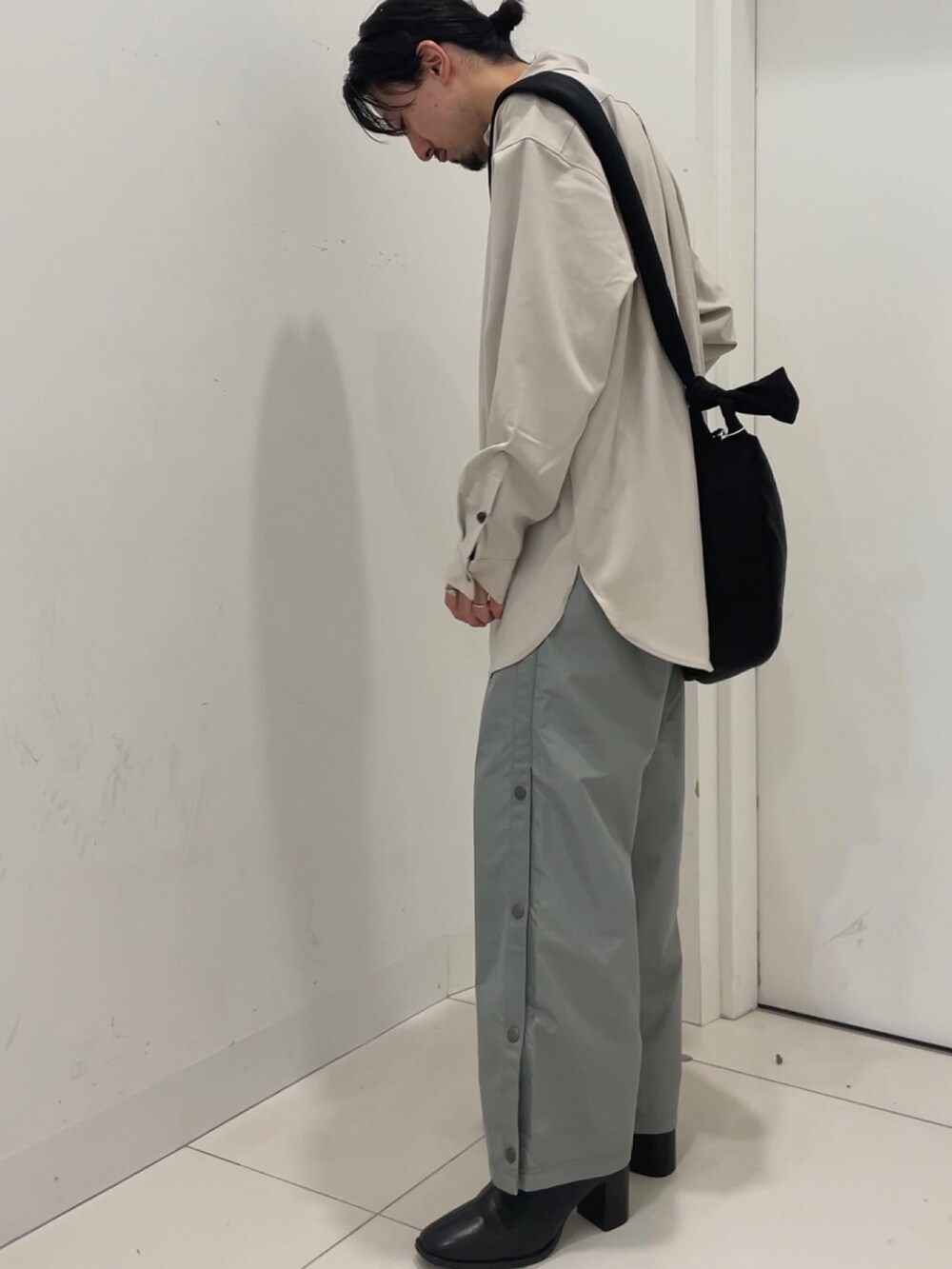 グリーン系のその他パンツ、ベージュ系のシャツ/ブラウスを着用したメンズの秋コーディネートの2枚目の写真