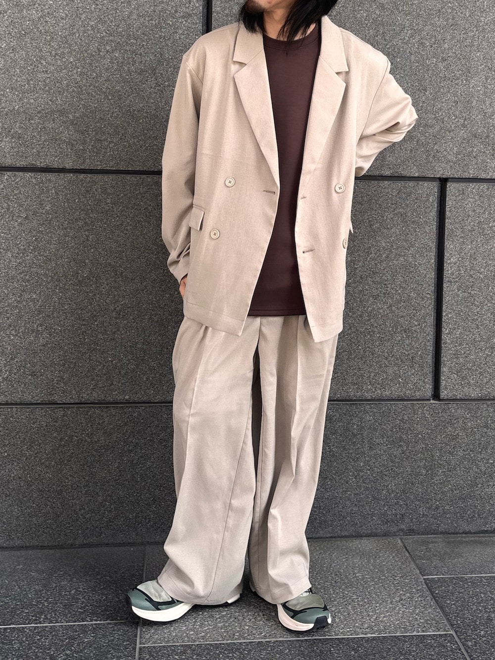 ベージュ系のその他パンツ、ベージュ系のテーラードジャケットを着用したメンズの春コーディネートの2枚目の写真