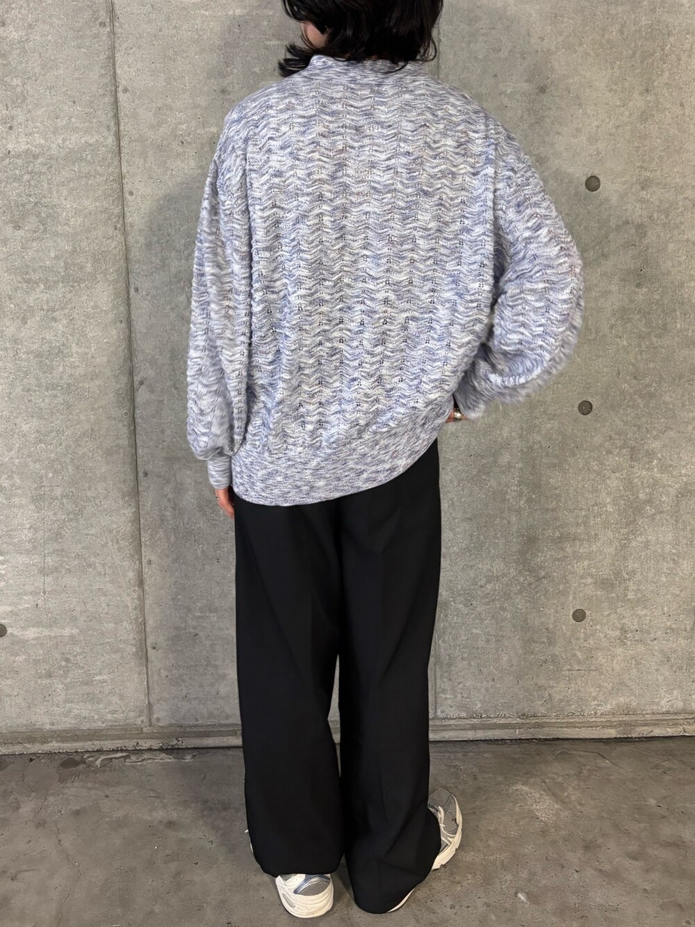 ブルー系のカーディガン/ボレロ、ブラック系のその他パンツを着用したメンズの秋コーディネートの3枚目の写真