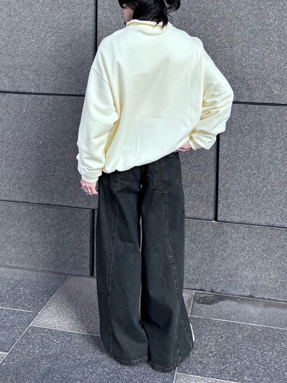 ブラック系のデニムパンツ、イエロー系のスウェットを着用したメンズの冬コーディネートの3枚目の写真