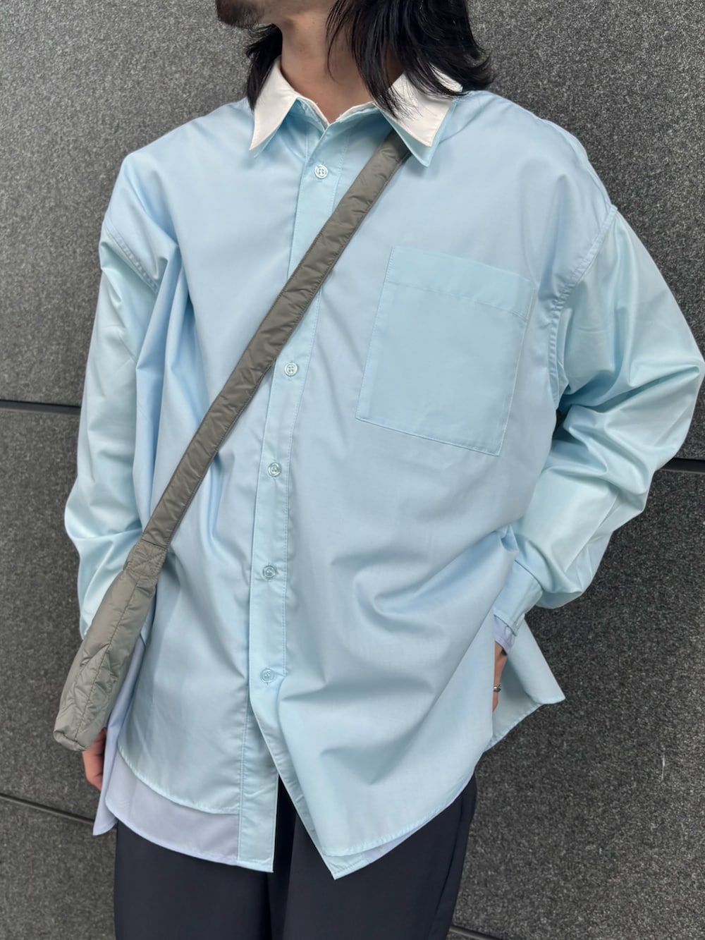 ブルー系のシャツ/ブラウス、グレー系のその他パンツを着用したメンズの春コーディネートの2枚目の写真