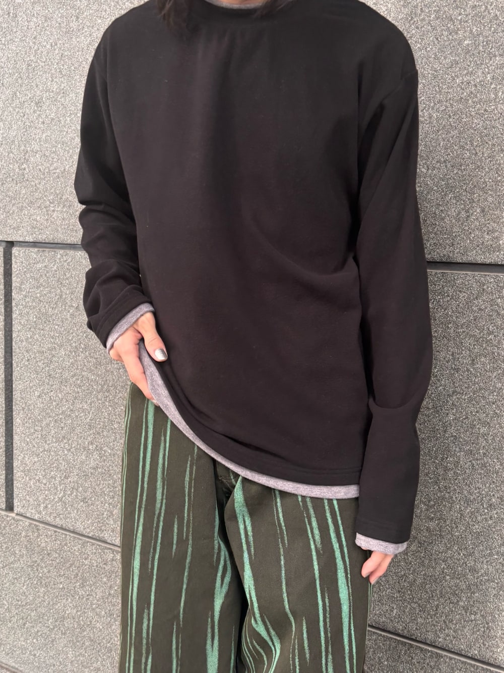 グリーン系のデニムパンツ、ブラック系のTシャツ/カットソーを着用したメンズの春コーディネートの3枚目の写真