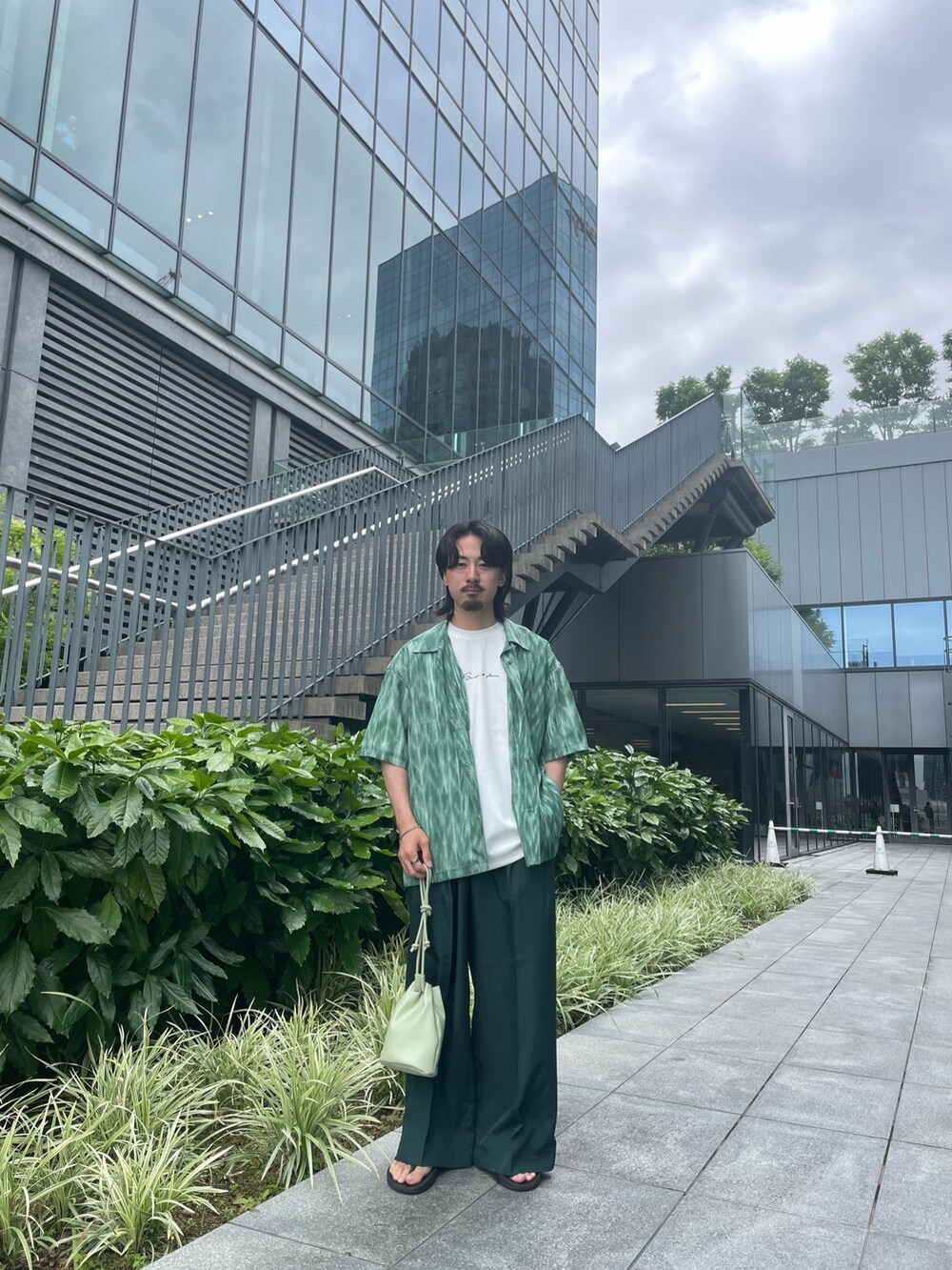 その他のシャツ/ブラウス、グリーン系のその他パンツを着用したメンズの夏コーディネートの3枚目の写真