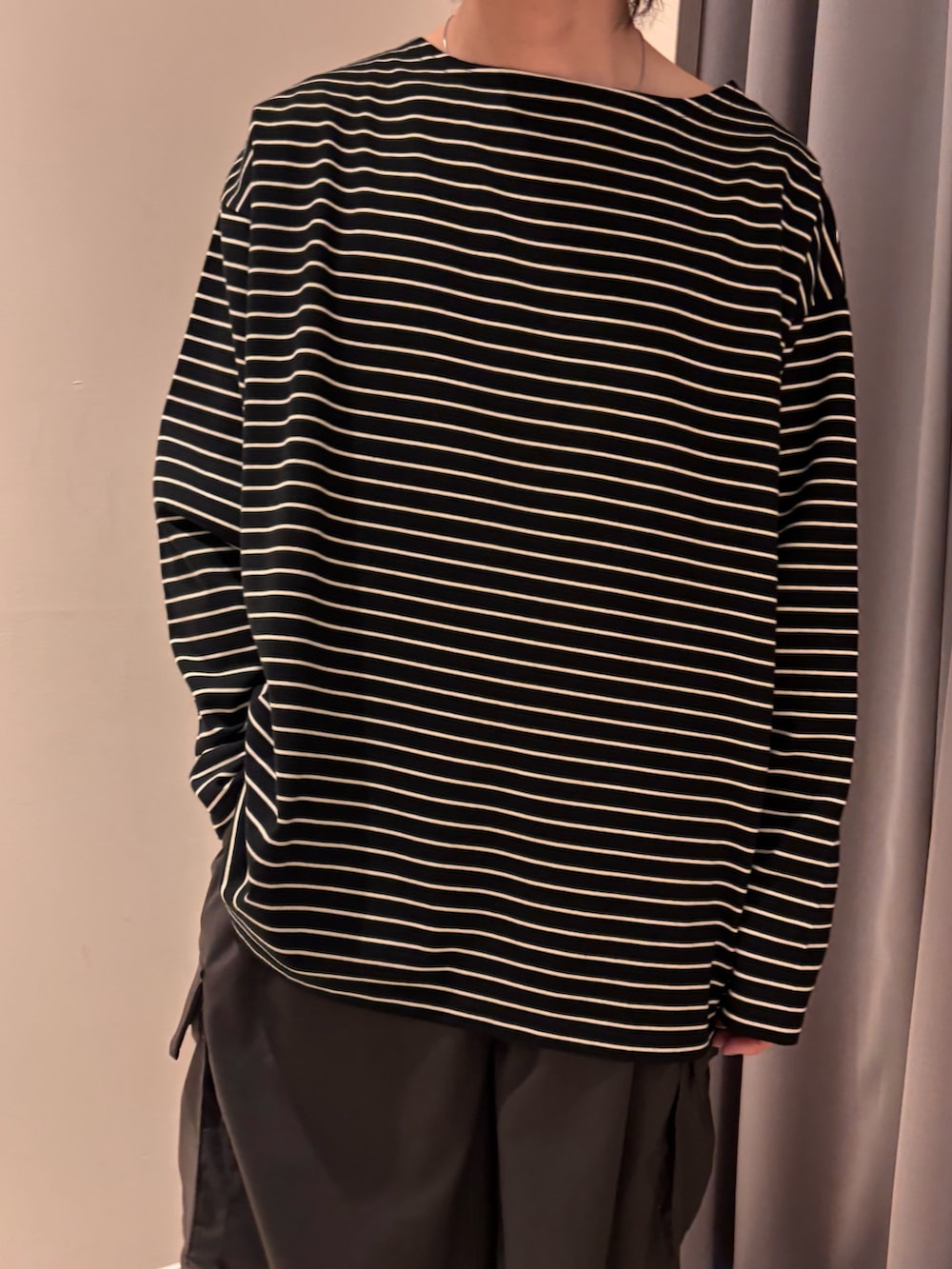 ブラック系のTシャツ/カットソー、グレー系のその他パンツを着用したメンズの春コーディネートの2枚目の写真