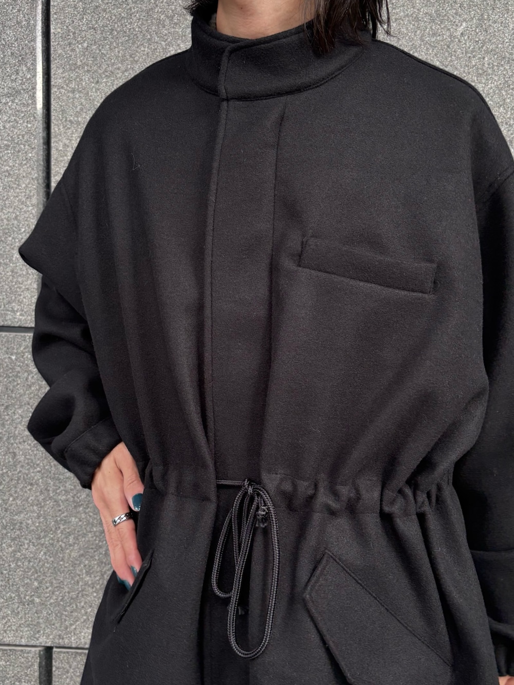 ベージュ系のその他パンツ、ブラック系のモッズコートを着用したメンズの冬コーディネートの4枚目の写真