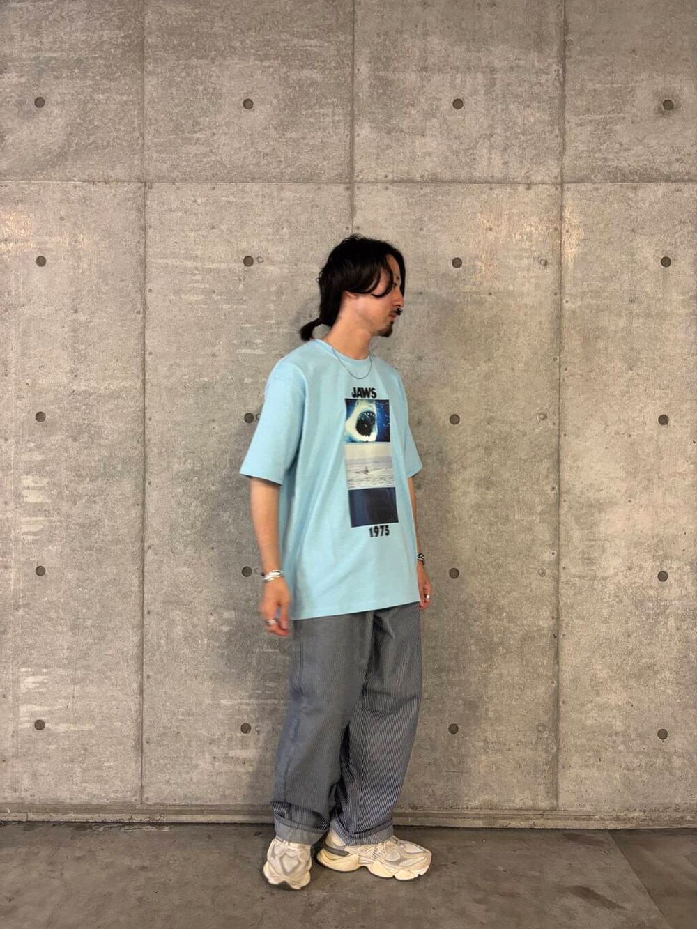 ブルー系のTシャツ/カットソー、ブルー系のその他パンツを着用したメンズの夏コーディネートの2枚目の写真