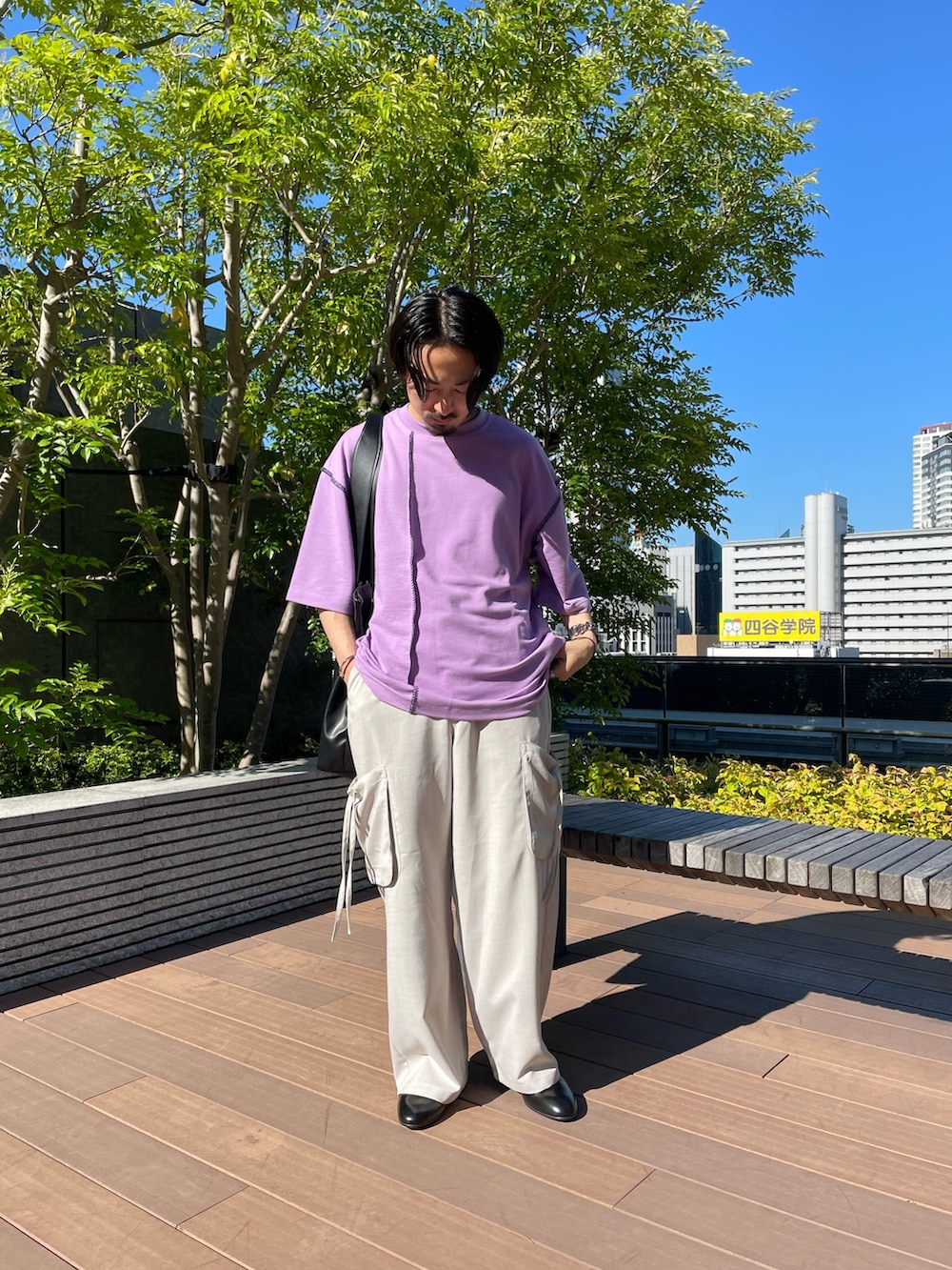 ベージュ系のその他パンツ、パープル系のTシャツ/カットソーを着用したメンズの夏コーディネートの2枚目の写真