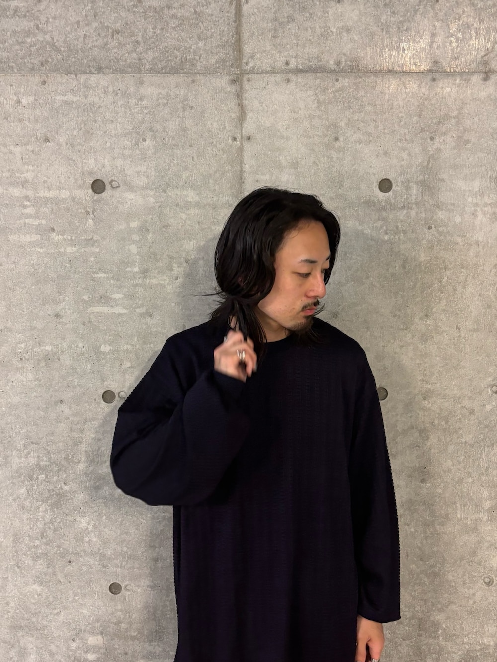 パープル系のTシャツ/カットソー、ベージュ系のその他パンツを着用したメンズの秋コーディネートの3枚目の写真