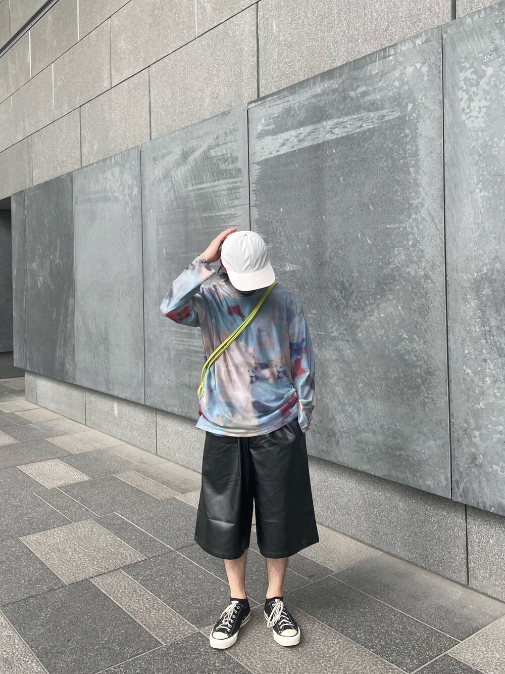 ブルー系のTシャツ/カットソー、ブラック系のその他パンツを着用したメンズの夏コーディネートの2枚目の写真