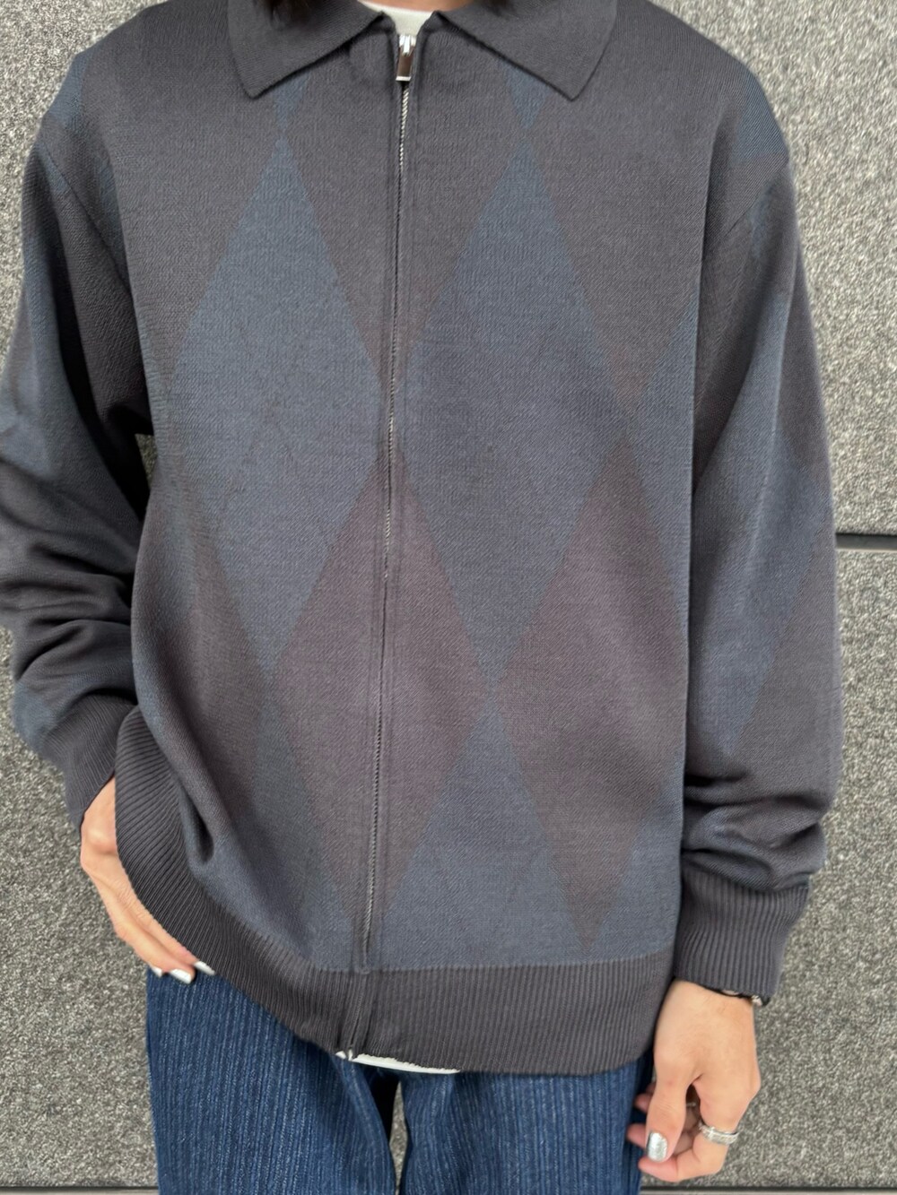 ブルー系のその他パンツ、ブルー系のカーディガン/ボレロを着用したメンズの冬コーディネートの2枚目の写真