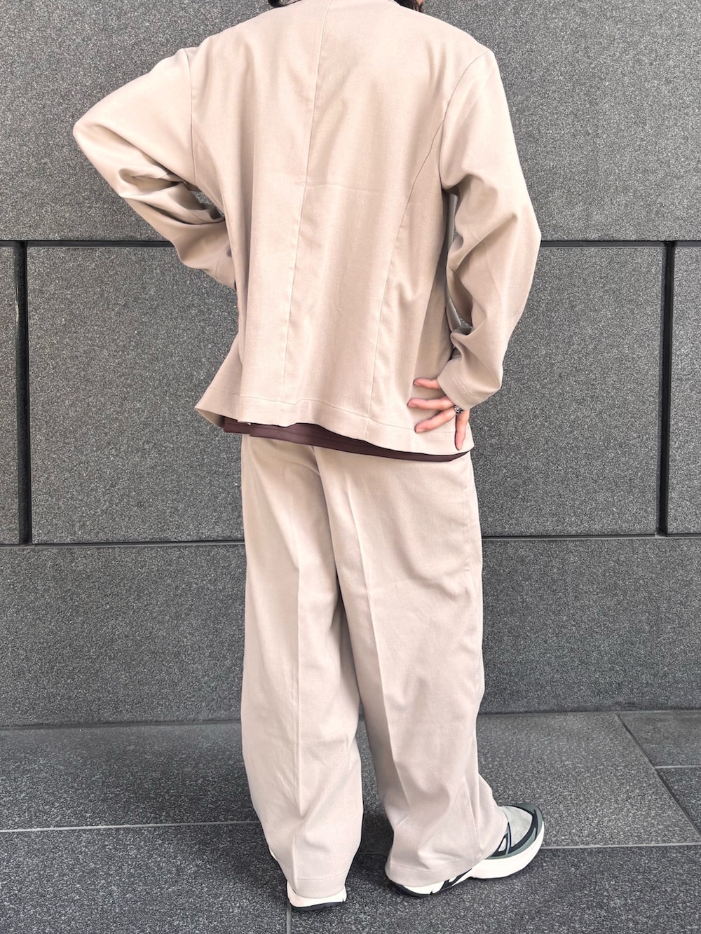 ベージュ系のその他パンツ、ベージュ系のテーラードジャケットを着用したメンズの春コーディネートの3枚目の写真