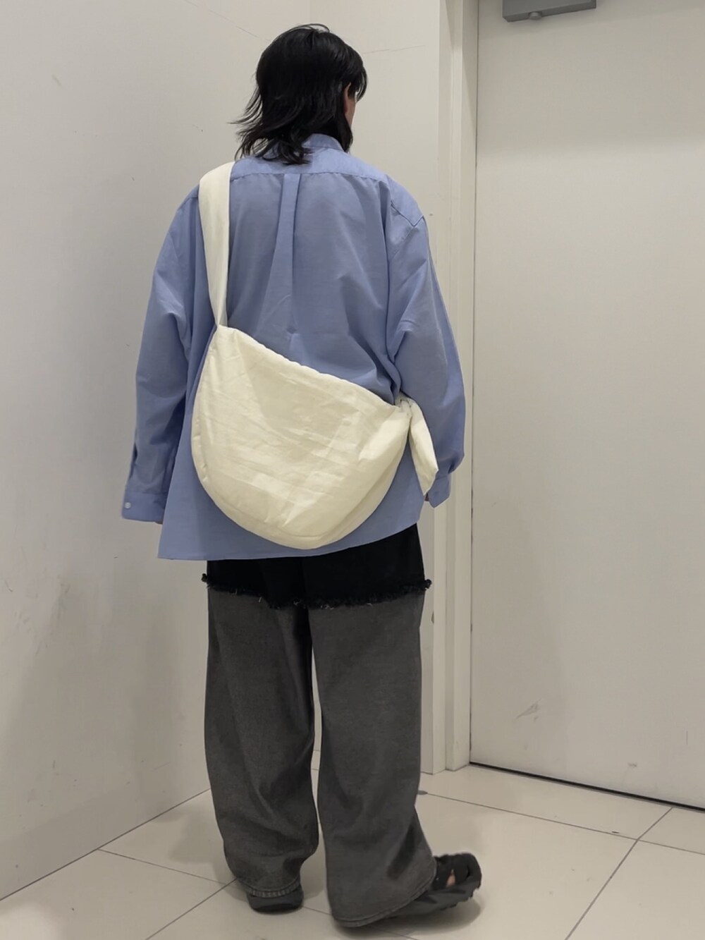 ブルー系のシャツ/ブラウス、ブラック系のデニムパンツ、ホワイト系のショルダーバッグを着用したメンズの秋コーディネートの2枚目の写真