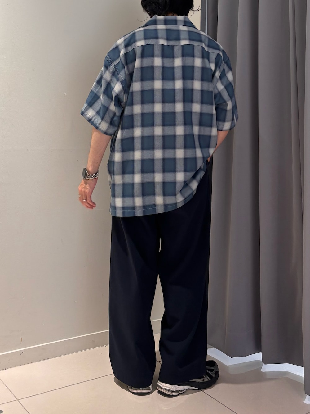 ブルー系のその他パンツ、ブルー系のシャツ/ブラウスを着用したメンズの春コーディネートの4枚目の写真