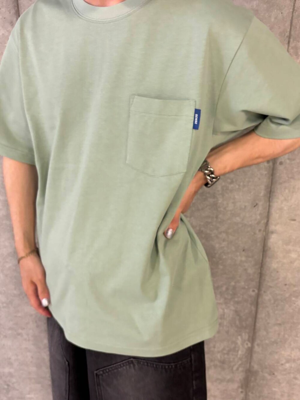 グリーン系のTシャツ/カットソー、ブラック系のその他パンツを着用したメンズの夏コーディネートの4枚目の写真