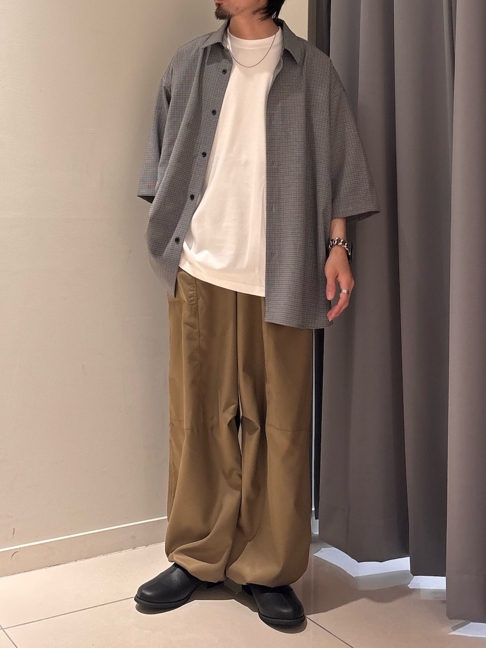 ホワイト系のシャツ/ブラウス、ベージュ系のその他パンツを着用したメンズの春コーディネートの3枚目の写真