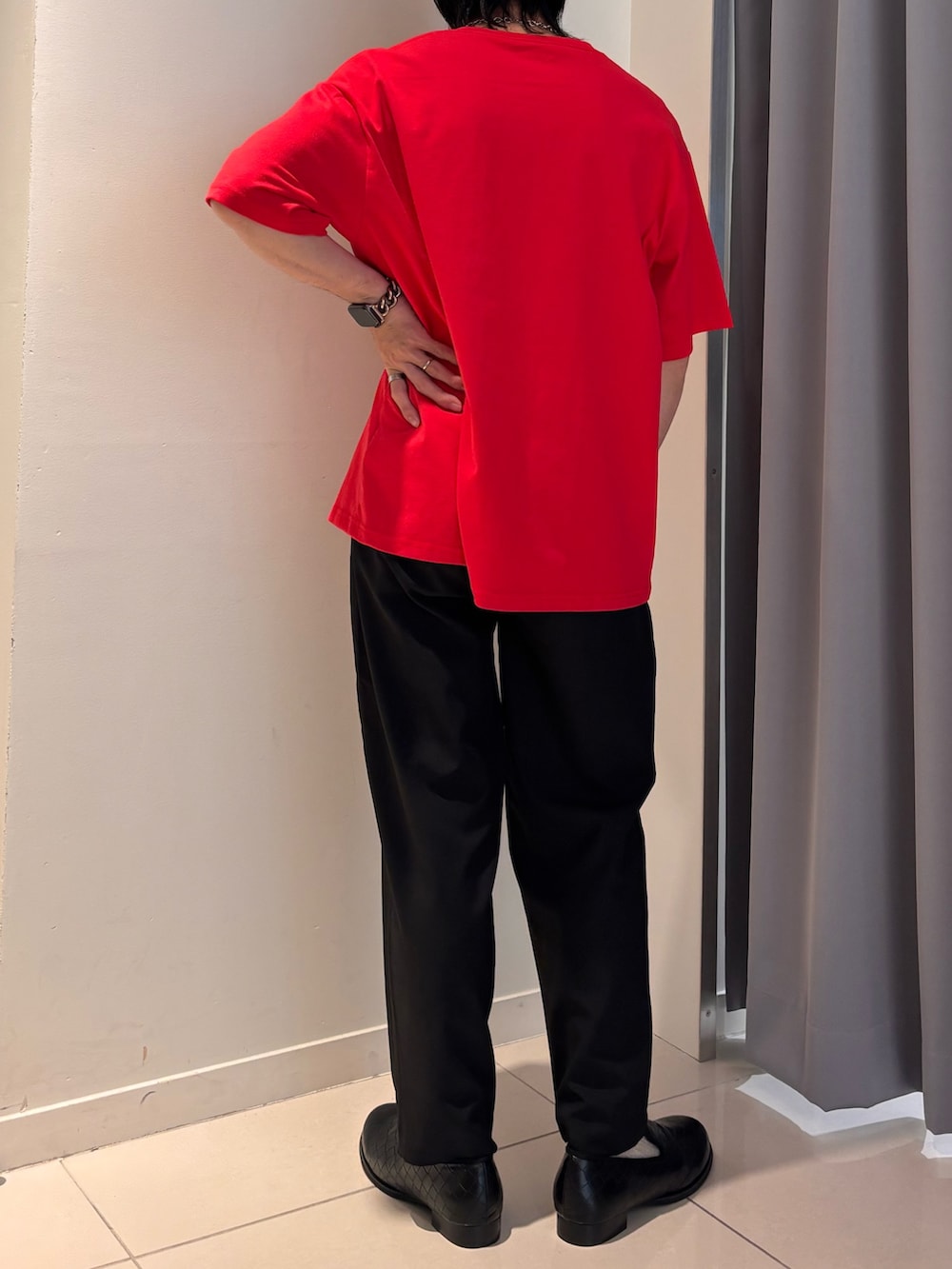 ブラック系のその他パンツ、レッド系のTシャツ/カットソーを着用したメンズの春コーディネートの3枚目の写真
