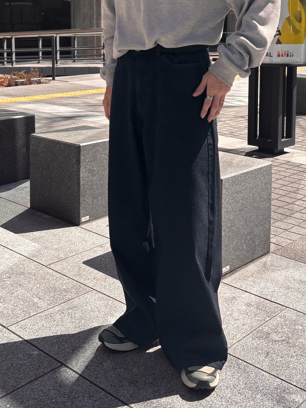 ブルー系のデニムパンツ、グレー系のTシャツ/カットソーを着用したメンズの春コーディネートの4枚目の写真