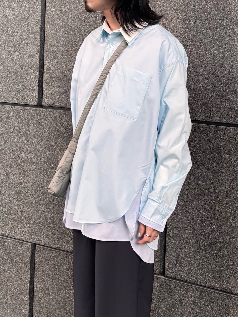 ブルー系のシャツ/ブラウス、グレー系のその他パンツを着用したメンズの春コーディネートの4枚目の写真