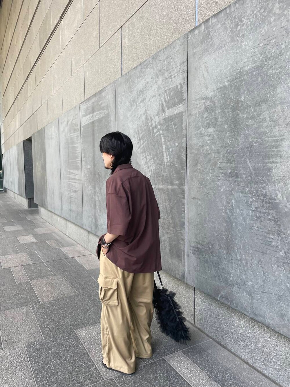 ベージュ系のカーゴパンツ、ブラック系のトートバッグ、ブラウン系のシャツ/ブラウスを着用したメンズの夏コーディネートの3枚目の写真