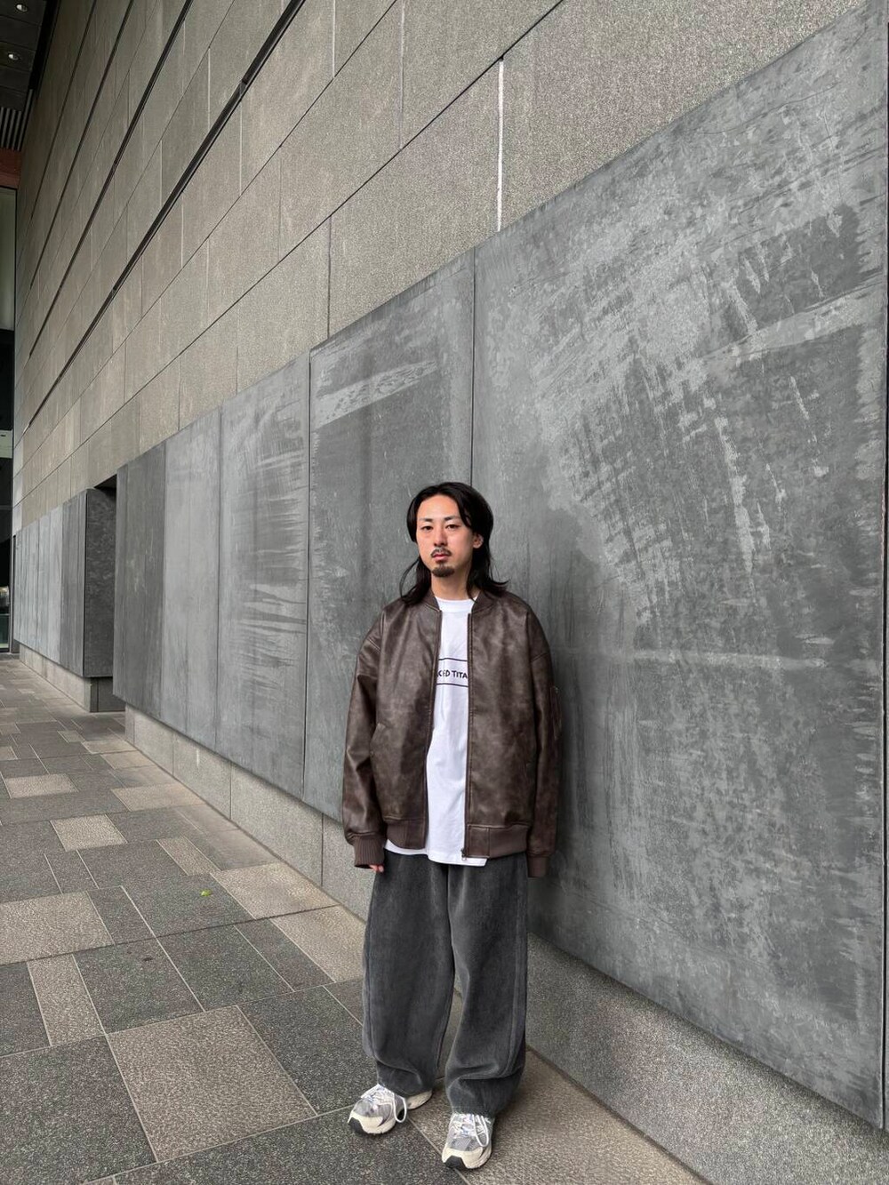 ホワイト系のTシャツ/カットソー、ブラウン系のMA-1、ブラック系のその他パンツを着用したメンズの秋コーディネートの2枚目の写真