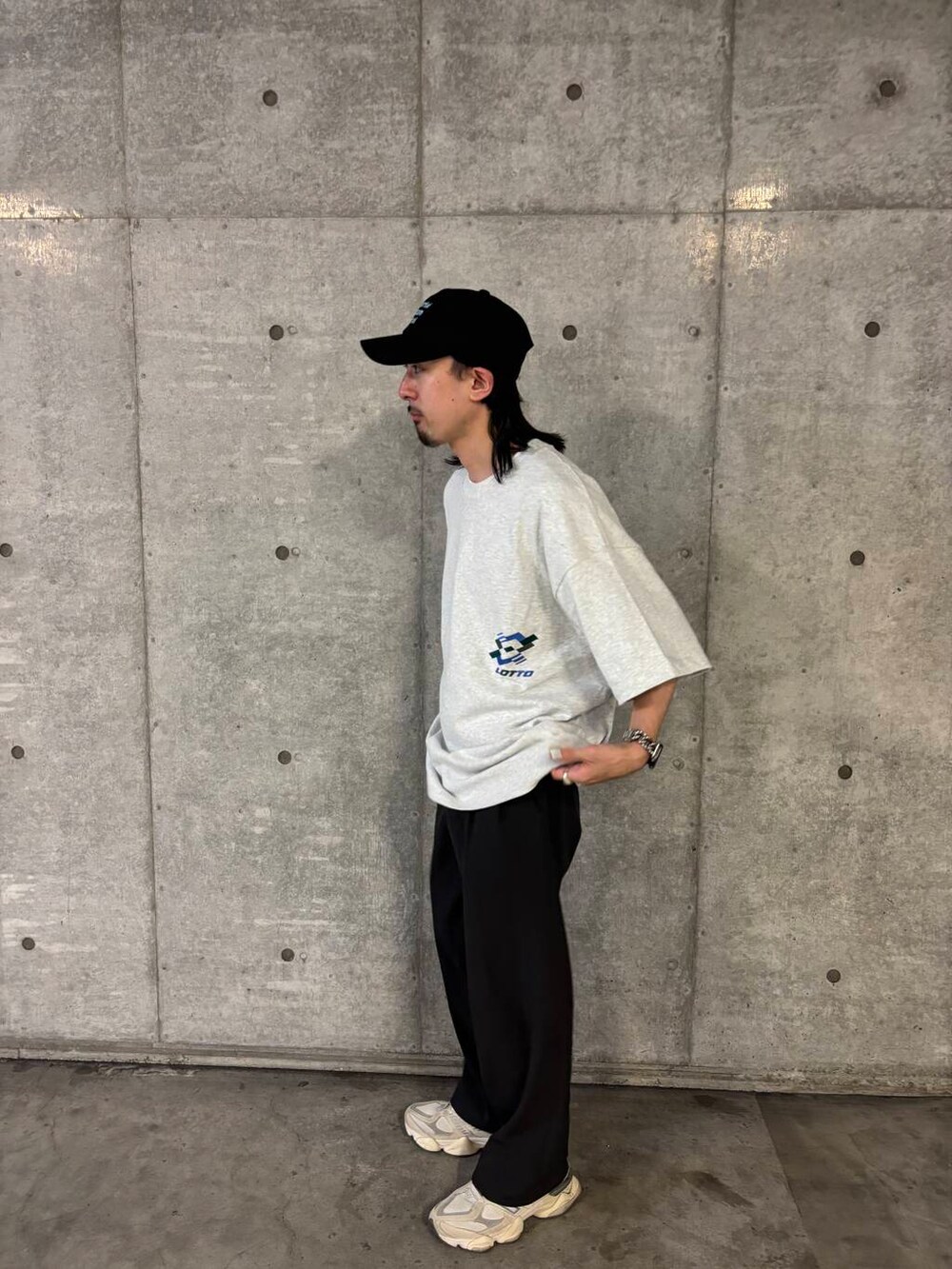 グレー系のその他パンツ、グレー系のTシャツ/カットソーを着用したメンズの夏コーディネートの6枚目の写真
