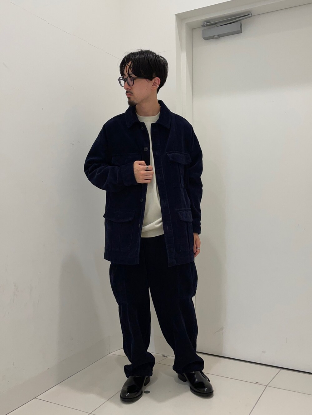 ブルー系のミリタリージャケット、ブルー系のカーゴパンツを着用したメンズの冬コーディネートの2枚目の写真