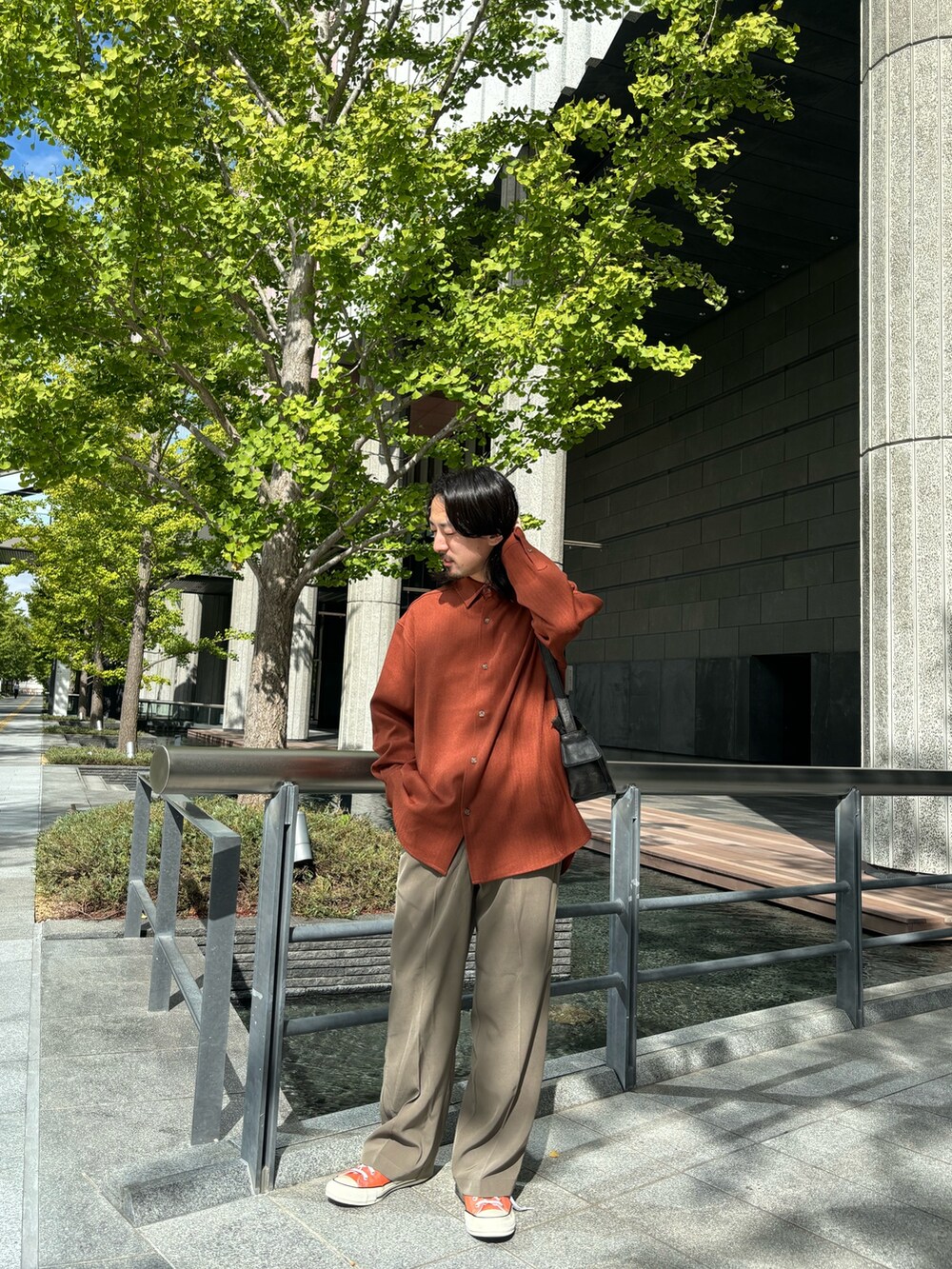 オレンジ系のシャツ/ブラウス、グリーン系のその他パンツを着用したメンズの秋コーディネートの2枚目の写真