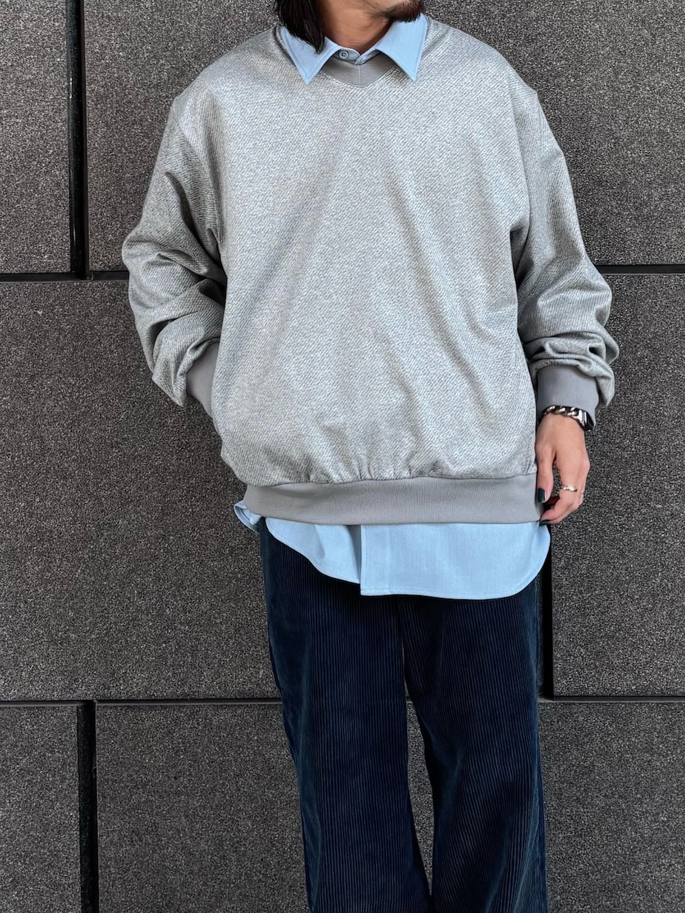 グレー系のTシャツ/カットソー、ブルー系のシャツ/ブラウス、ブルー系のその他パンツを着用したメンズの冬コーディネートの3枚目の写真