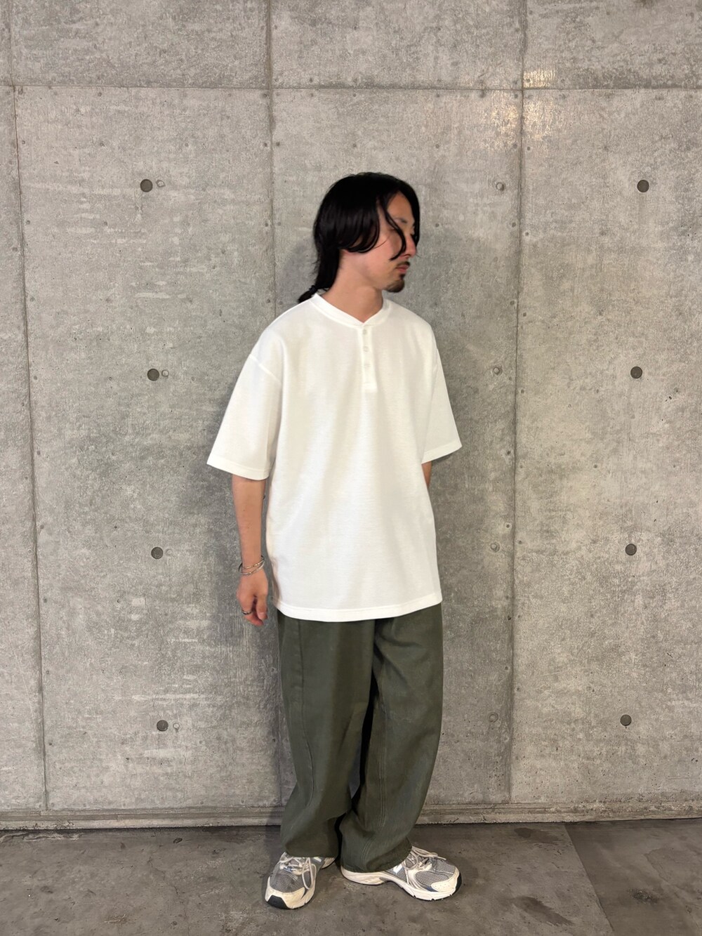 ホワイト系のTシャツ/カットソー、グリーン系のデニムパンツを着用したメンズの秋コーディネートの2枚目の写真