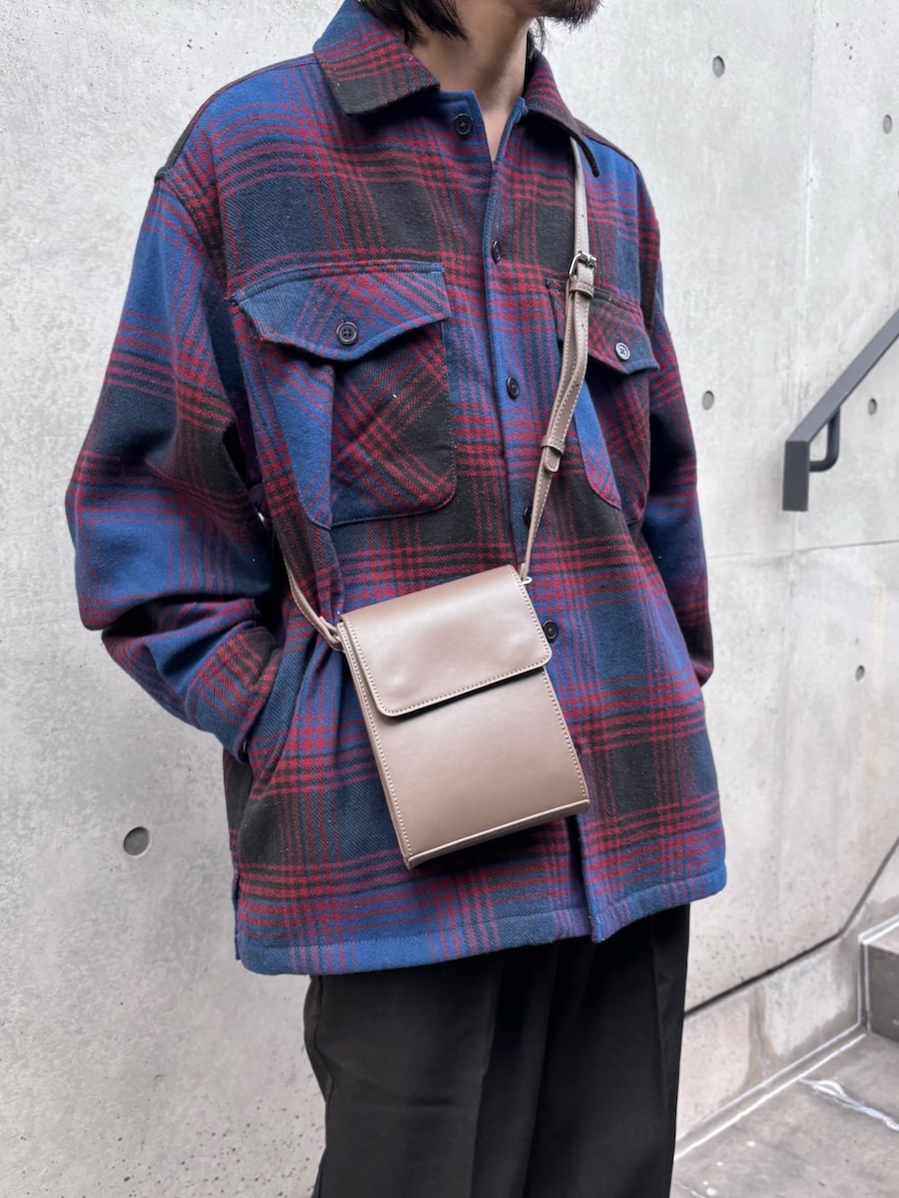 ブラウン系のショルダーバッグ、ブルー系のシャツ/ブラウス、ブラック系のその他パンツを着用したメンズの冬コーディネートの4枚目の写真