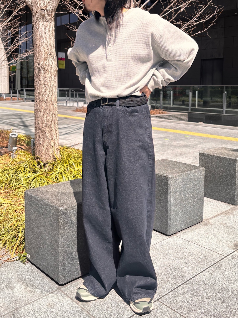 ブルー系のデニムパンツ、グレー系のTシャツ/カットソーを着用したメンズの春コーディネートの2枚目の写真