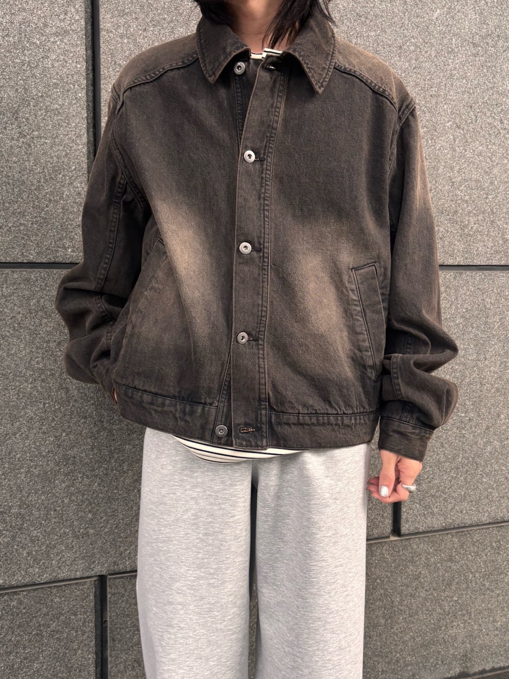 ブラック系のデニムジャケット、グレー系のその他パンツを着用したメンズの春コーディネートの3枚目の写真