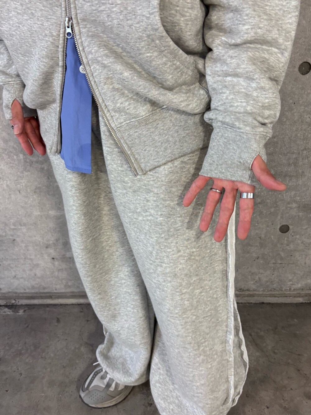 グレー系のパーカー、グリーン系のその他パンツ、ブルー系のシャツ/ブラウスを着用したメンズの秋コーディネートの6枚目の写真