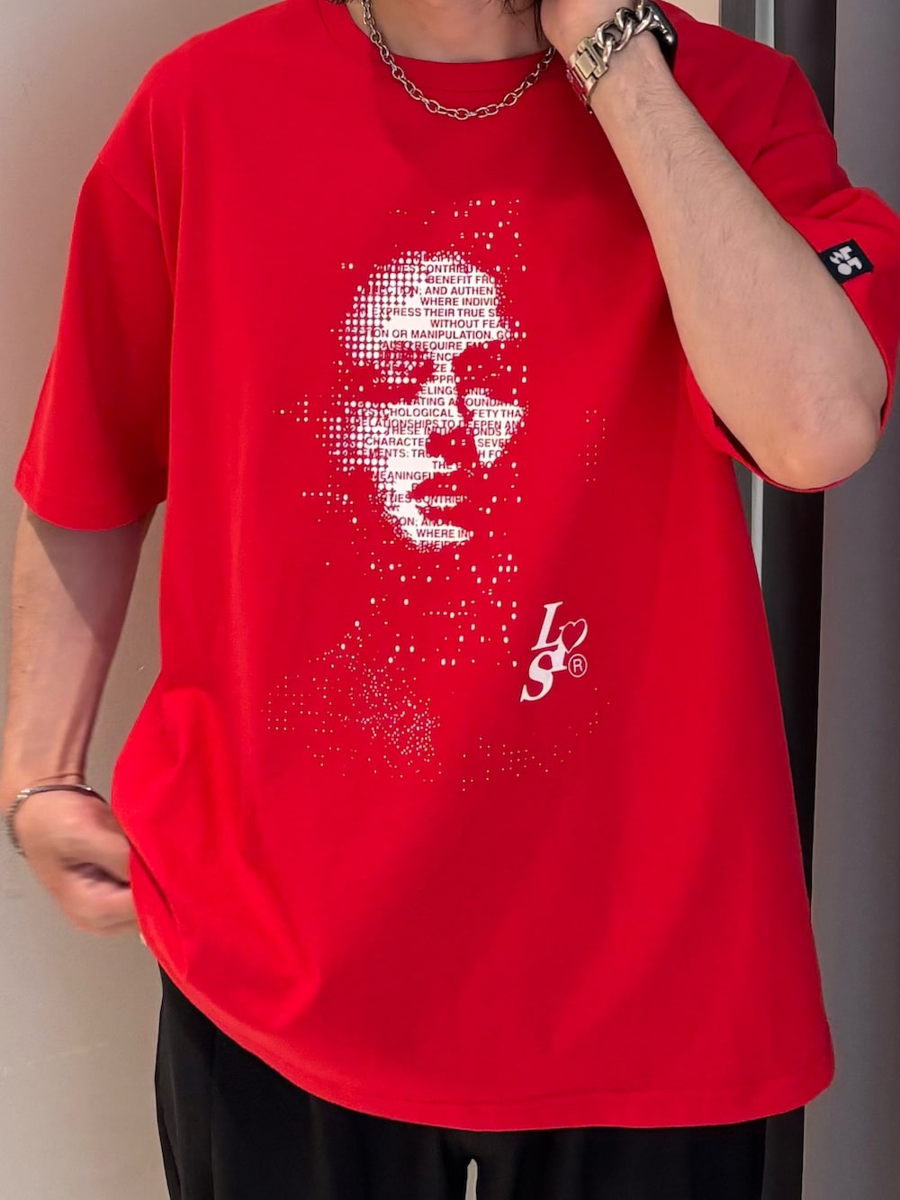 ブラック系のその他パンツ、レッド系のTシャツ/カットソーを着用したメンズの春コーディネートの2枚目の写真
