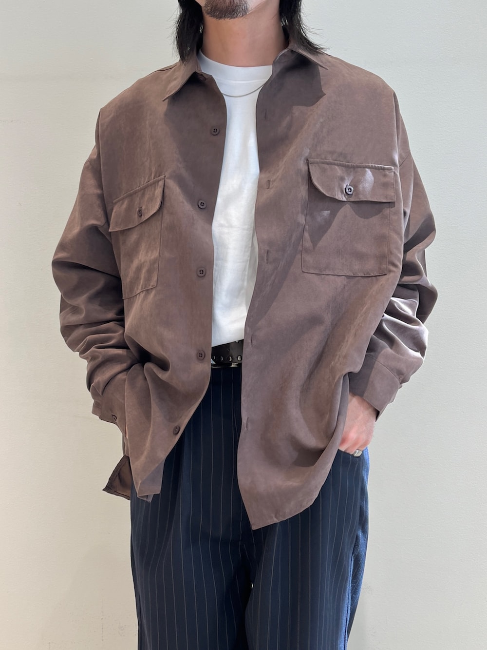 ブルー系のその他パンツ、ブラウン系のシャツ/ブラウスを着用したメンズの冬コーディネートの3枚目の写真