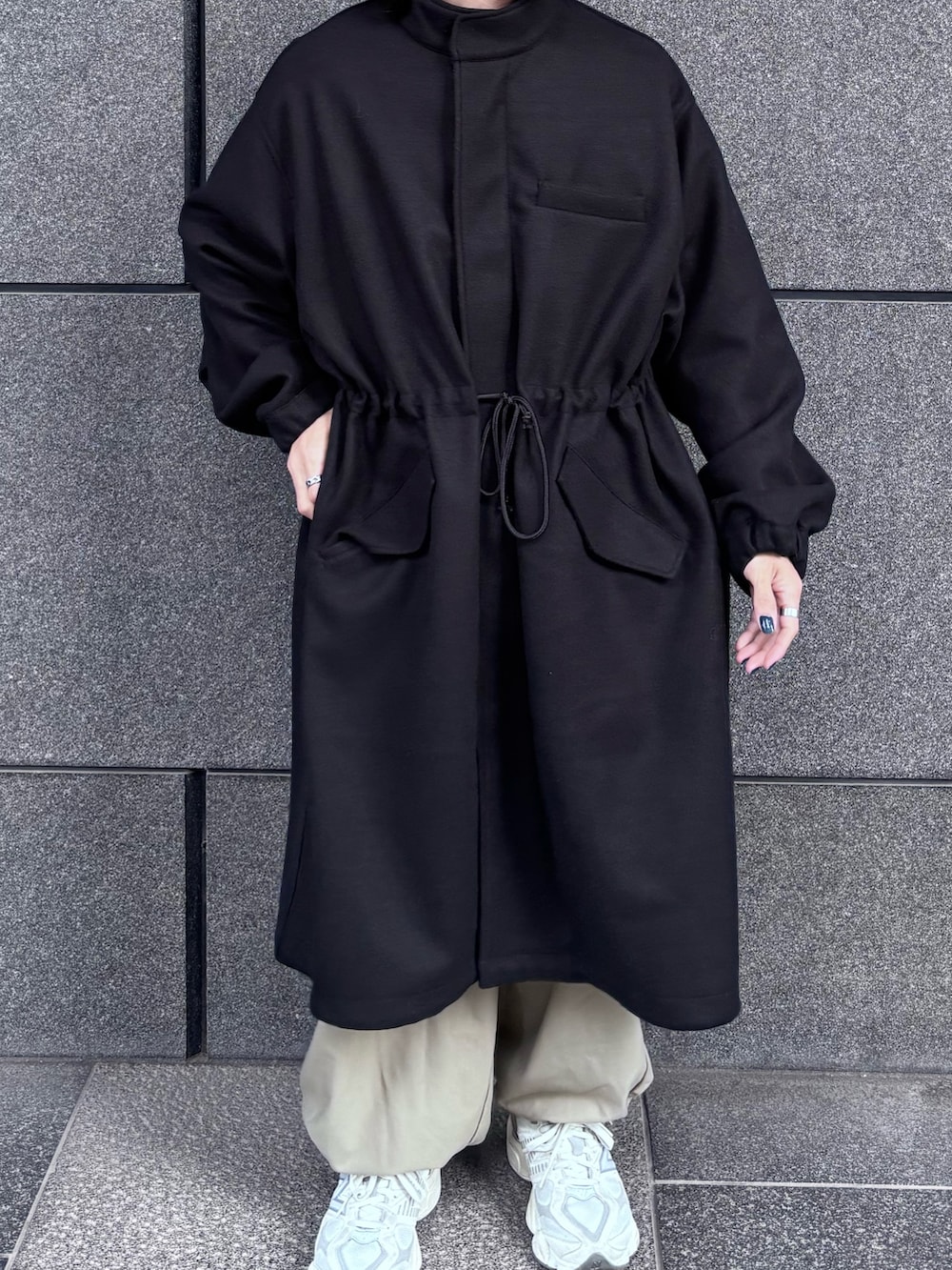 ベージュ系のその他パンツ、ブラック系のモッズコートを着用したメンズの冬コーディネートの2枚目の写真