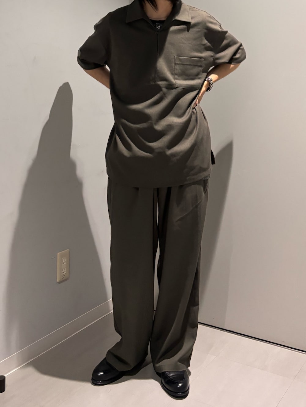 グレー系のその他パンツ、グレー系のシャツ/ブラウス、ブラック系のタンクトップを着用したメンズの夏コーディネートの4枚目の写真