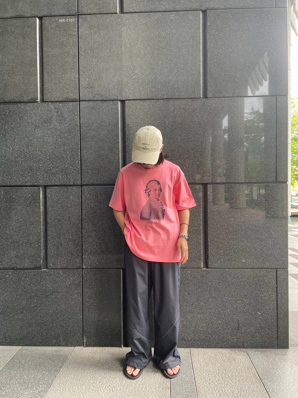 その他のその他パンツ、ピンク系のTシャツ/カットソーを着用したメンズの夏コーディネートの2枚目の写真